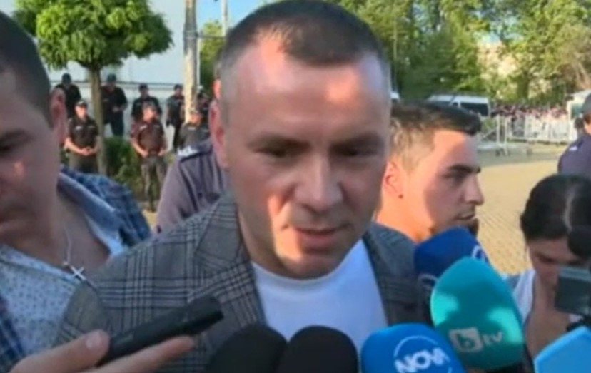 Съжалявам че не застанах по рано срещу тази сган Но по добре